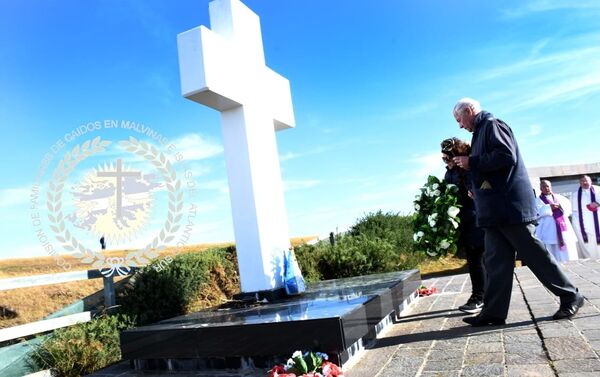 Imágenes de la comitiva de familiares de caídos en Malvinas que visitó las islas el 26 de marzo con motivo de la identificación de los restos de 90 soldados. Imágenes de la comitiva de familiares de caídos en Malvinas que visitó las islas el 26 de marzo con motivo de la identificación de los restos de 90 soldados. - Sputnik Mundo