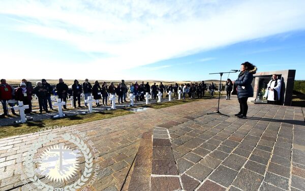 Imágenes de la comitiva de familiares de caídos en Malvinas que visitó las islas el 26 de marzo con motivo de la identificación de los restos de 90 soldados. Imágenes de la comitiva de familiares de caídos en Malvinas que visitó las islas el 26 de marzo con motivo de la identificación de los restos de 90 soldados. - Sputnik Mundo