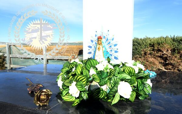 Imágenes de la comitiva de familiares de caídos en Malvinas que visitó las islas el 26 de marzo con motivo de la identificación de los restos de 90 soldados. Imágenes de la comitiva de familiares de caídos en Malvinas que visitó las islas el 26 de marzo con motivo de la identificación de los restos de 90 soldados. - Sputnik Mundo