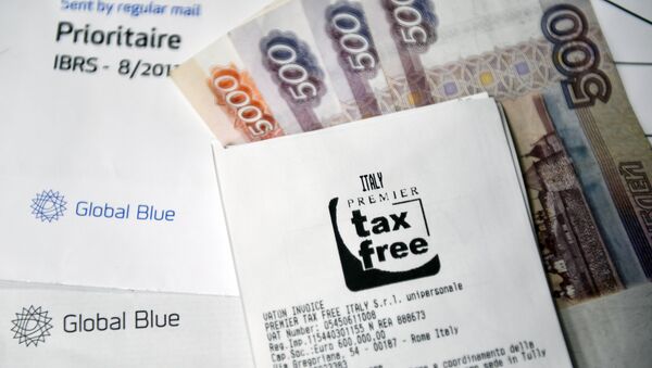 Un cheque con un sello de tax free y los rublos rusos (imagen referencial) - Sputnik Mundo