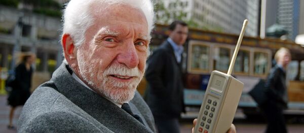 El ingeniero Martin Cooper con el primer teléfono móvil: DynaTac - Sputnik Mundo