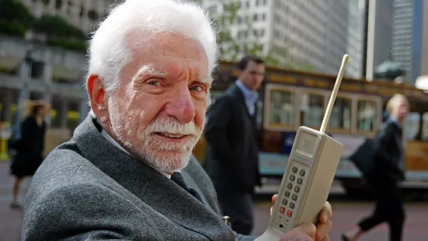 El ingeniero Martin Cooper con el primer teléfono móvil: DynaTac - Sputnik Mundo