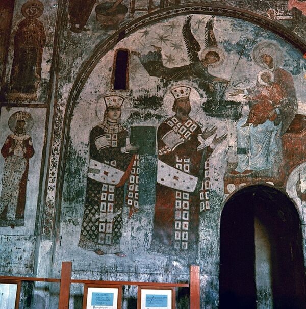 Un fresco con la reina Tamara y su padre, el zar Jorge III, en el monasterio de la cueva de Vardzia —en el sur de Georgia—, tallado en la roca en los siglos XII-XIII - Sputnik Mundo