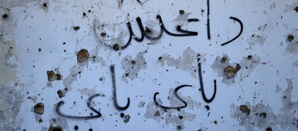 Un graffiti en el que se lee Daesh adiós - Sputnik Mundo