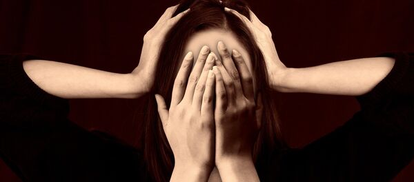 una mujer y cuatro manos - Sputnik Mundo