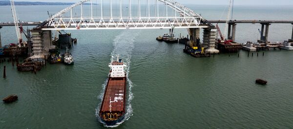 Construcción del puente de Crimea a través del estrecho de Kerch - Sputnik Mundo