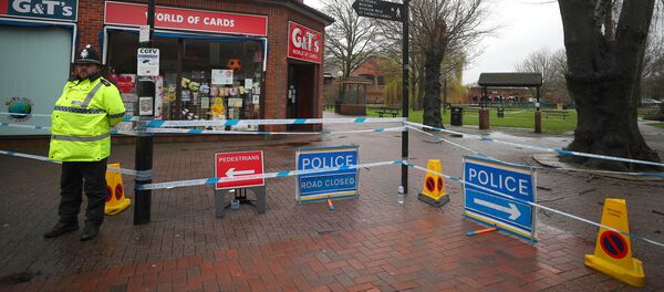 Un policía británico en el lugar del envenenamiento de Serguéi Skripal, Salisbury, Reino Unido - Sputnik Mundo
