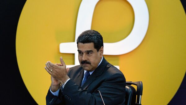 Nicolás Maduro, presidente de Venezuela, junto al logo de la criptomoneda petro - Sputnik Mundo