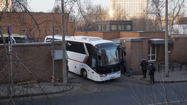 Los autobuses que llevan diplomáticos expulsados salen de la Embajada de EEUU en Moscú Los autobuses que llevan diplomáticos expulsados salen de la Embajada de EEUU en Moscú - Sputnik Mundo