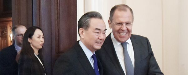 Ministro ruso de asuntos exteriores, Serguéi Lavrov, y su homólogo chino, Wang Yi - Sputnik Mundo