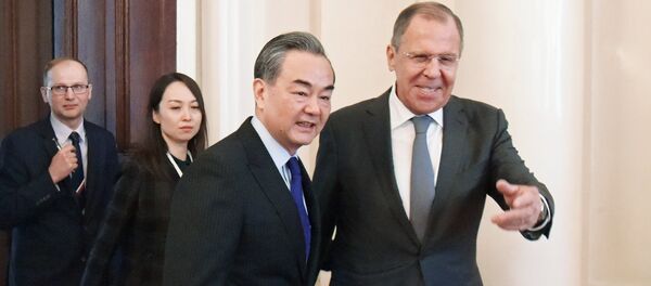 Ministro de Asuntos Exteriores de China, Wang Yi, y su homólogo ruso, Serguéi Lavrov - Sputnik Mundo