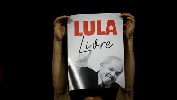 Un cartel con el apoyo a Luiz Inácio Lula da Silva, expresidente de Brasil - Sputnik Mundo