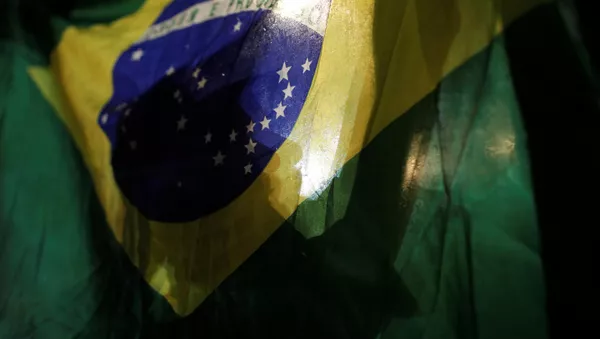 Un manifestante con la bandera de Brasil