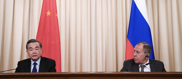 Ministro de Asuntos Exteriores de China, Wang Yi, y su homólogo ruso, Serguéi Lavrov - Sputnik Mundo