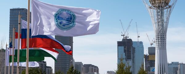 La bandera de la Organización de Cooperación de Shanghái (OCS) y las banderas de sus miembros, Astaná, Kasajistán - Sputnik Mundo