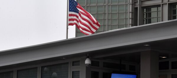 La bandera estadounidense en la embajada de EEUU en Moscú - Sputnik Mundo