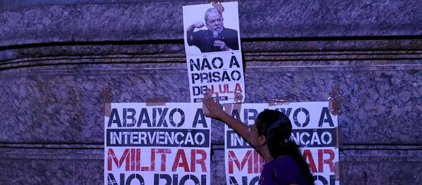 Un cartel en apoyo a Lula - Sputnik Mundo