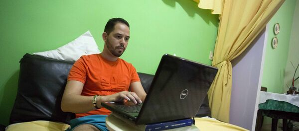 Cubano prueba un nuevo tipo de wifi en una laptop desde su casa - Sputnik Mundo