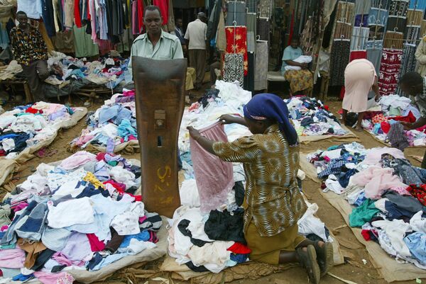 Un mercado de ropa de segunda mano en Nairobi  - Sputnik Mundo