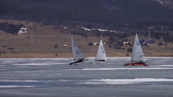 Vela sobre hielo en el lago Baikal - Sputnik Mundo