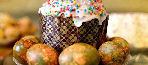 El Kulitsch, una torta de pan de Pascua rusa, y huevos pintados El Kulitsch, una torta de pan de Pascua rusa, y huevos pintados - Sputnik Mundo