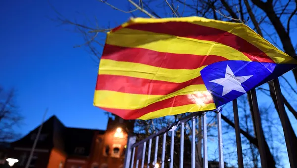 La bandera independentista catalana cerca de la prisión de Neumünster, Alemania - Sputnik Mundo