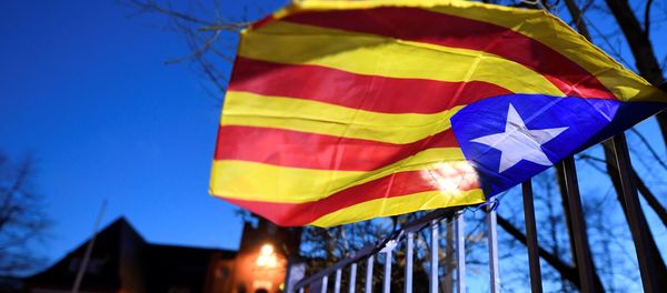 La bandera independentista catalana cerca de la prisión de Neumünster, Alemania La bandera independentista catalana cerca de la prisión de Neumünster, Alemania - Sputnik Mundo