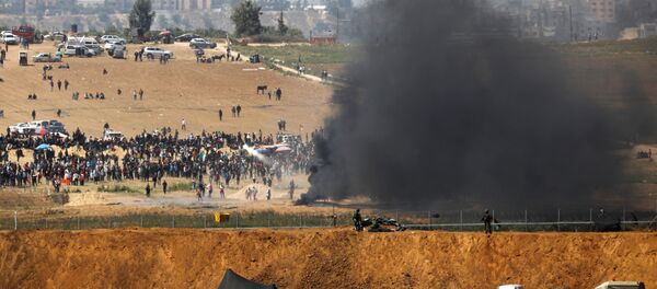 Choques entre los manifestantes y los soldados israelíes durante las protestas de los palestinos de Gaza en la frontera con Israel - Sputnik Mundo