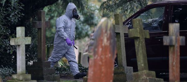 Un miembro de la unidad forense británica inspecciona el cementerio en Salisbury, Reino Unido (archivo) - Sputnik Mundo