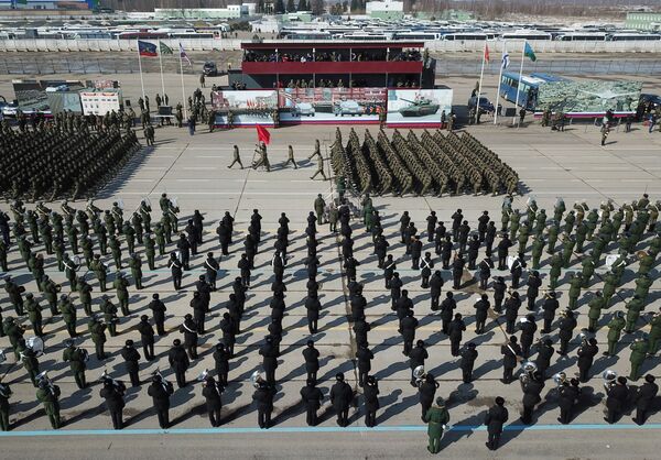 Entre los equipos que participaron en los ensayos del Día de la Victoria se encontraban los automóviles Tigr, los vehículos blindados Bumerang, los vehículos de combate de infantería Kurganets-25, el complejo de artillería intersectorial de 152 mm Koalitsiya-SV, la versión ártica del sistema de misiles antiaéreos TorM2DT y otros. - Sputnik Mundo