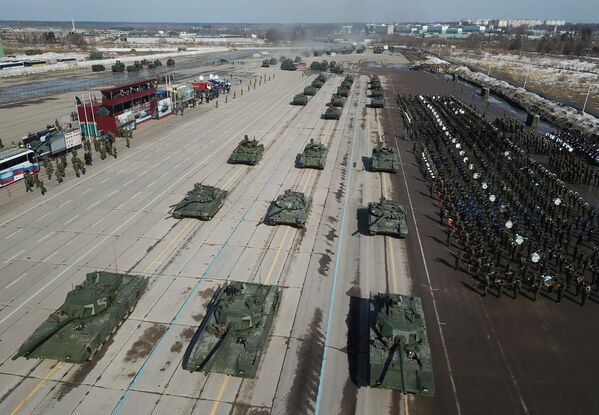 Tanques T-14 Armata durante el ensayo del Día de la Victoria en el polígono de Alábino, en la región de Moscú. - Sputnik Mundo