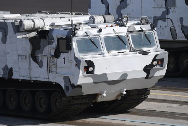 En el Día de la Victoria del 9 de mayo participarán más de 12.000 personas  y más de 120 vehículos blindados y tanques. En la imagen, un militar ruso durante los ensayos para el Día de la Victoria en el polígono de Alábino, en la región de Moscú. En la foto, los sistemas de misiles Tor M2 sobre los todoterrenos de oruga DT-30 durante los ensayos del Día de la Victoria en el polígono de Alábino de la región de Moscú. - Sputnik Mundo