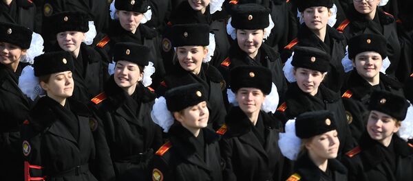 Unos cadetes rusos durante los ensayos para el Día de la Victoria en el polígono de Alábino, en la región de Moscú. - Sputnik Mundo