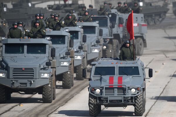 Los carros blindados Patrul y Tigr durante los ensayos del Día de la Victoria en el polígono de Alábino. - Sputnik Mundo