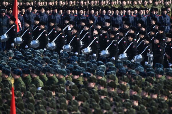 Unos militares rusos durante los ensayos para el Día de la Victoria en el polígono de Alábino, en la región de Moscú. - Sputnik Mundo