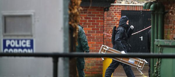 Un miembro de la unidad forense británica en Salisbury, Reino Unido - Sputnik Mundo