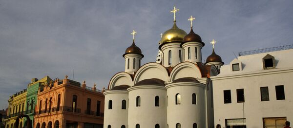 Los cubanos curiosos ante la nueva catedral de la Iglesia Ortodoxa rusa en La Habana - Sputnik Mundo