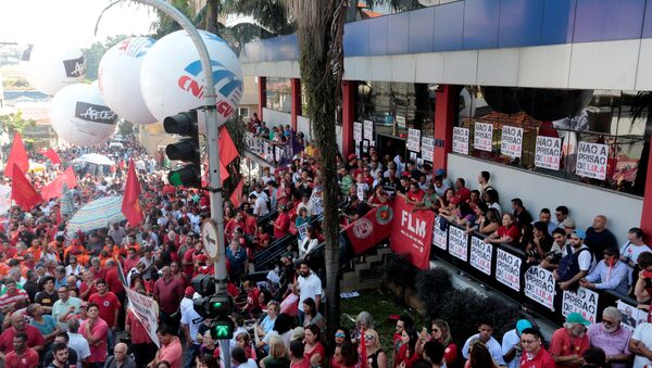 Una manifestación de apoyo a Luiz Inácio Lula da Silva, expresidente de Brasil - Sputnik Mundo