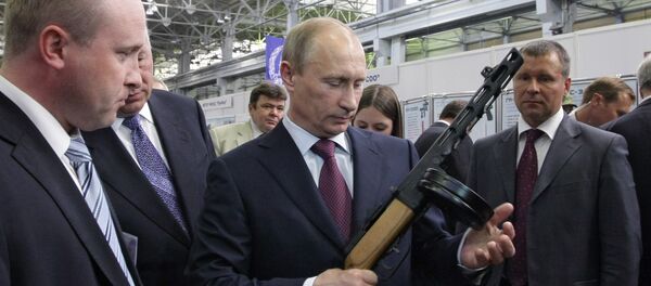 Vladímir Putin posa con una metralleta en las instalaciones de Kalashnikov en 2010 - Sputnik Mundo