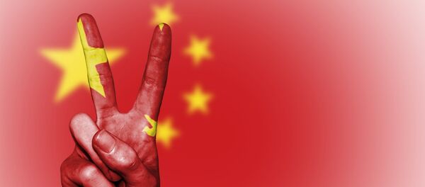 La bandera china y la seña V (gesto manual) - Sputnik Mundo