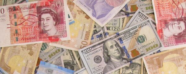 Billetes de libras, dólares y euros - Sputnik Mundo
