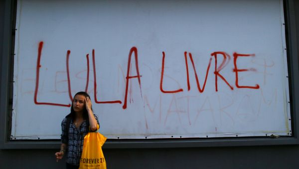 Un cartel con el apoyo a Luiz Inácio Lula da Silva, expresidente de Brasil Un cartel con el apoyo a Luiz Inácio Lula da Silva, expresidente de Brasil - Sputnik Mundo