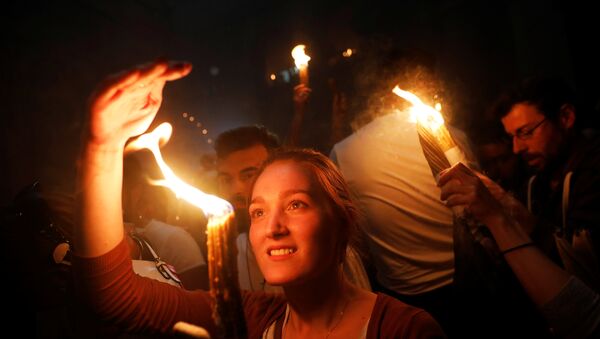 Una mujer con el Fuego Santo - Sputnik Mundo