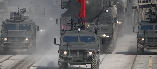 Vehículos blindados Tigr y sistemas de misiles Yars durante el ensayo del desfile militar dedicado al Día de la victoria en Alábino (Rusia) - Sputnik Mundo