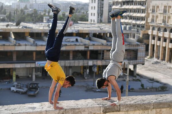 'Parkour' sobre las ruinas de Alepo - Sputnik Mundo