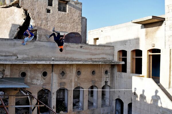 'Parkour' sobre las ruinas de Alepo - Sputnik Mundo