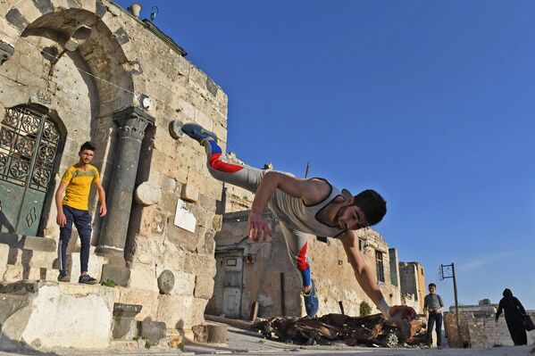 'Parkour' sobre las ruinas de Alepo - Sputnik Mundo