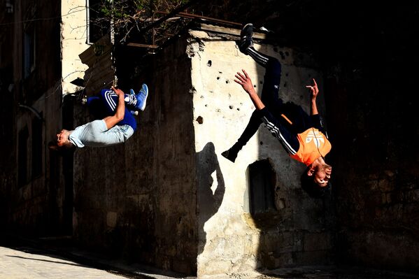 'Parkour' sobre las ruinas de Alepo - Sputnik Mundo