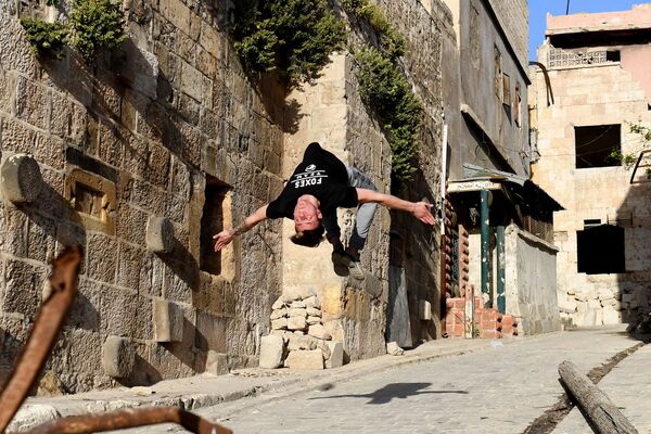 'Parkour' sobre las ruinas de Alepo - Sputnik Mundo