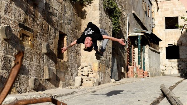 'Parkour' sobre las ruinas de Alepo - Sputnik Mundo